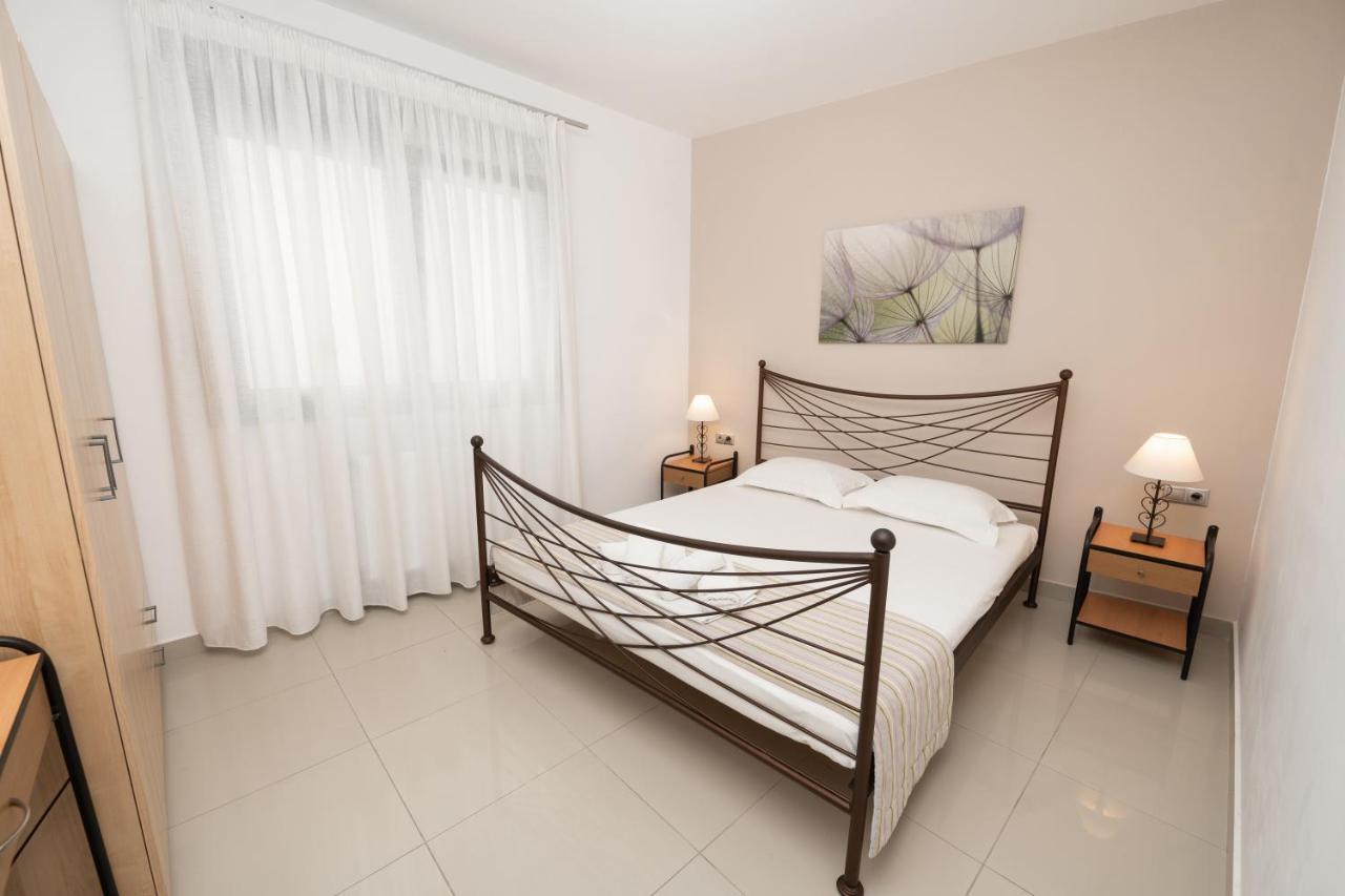 Aelia Apartments Néa Péramos Esterno foto